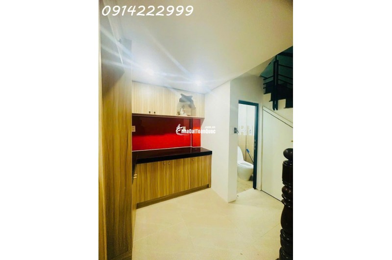 Tuyệt vời! Dựa trên thông tin bạn cung cấp, đây là một vài tiêu đề gợi ý, đáp ứng các yêu cầu của bạn:

**Gợi ý 1:**

Nhà xinh hẻm Quang Trung, Gò