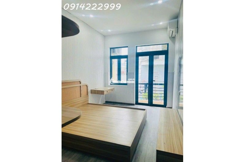 Tuyệt vời! Dựa trên thông tin bạn cung cấp, đây là một vài tiêu đề gợi ý, đáp ứng các yêu cầu của bạn:

**Gợi ý 1:**

Nhà xinh hẻm Quang Trung, Gò