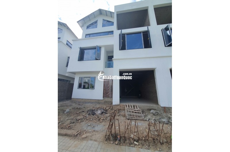 Bán biệt thự Vạn Xuân có sổ đỏ, hàng xóm Ciputra - DT 180m2 MT 12m 3 tầng 1 hầm - Giá đầu tư 38 tỷ
