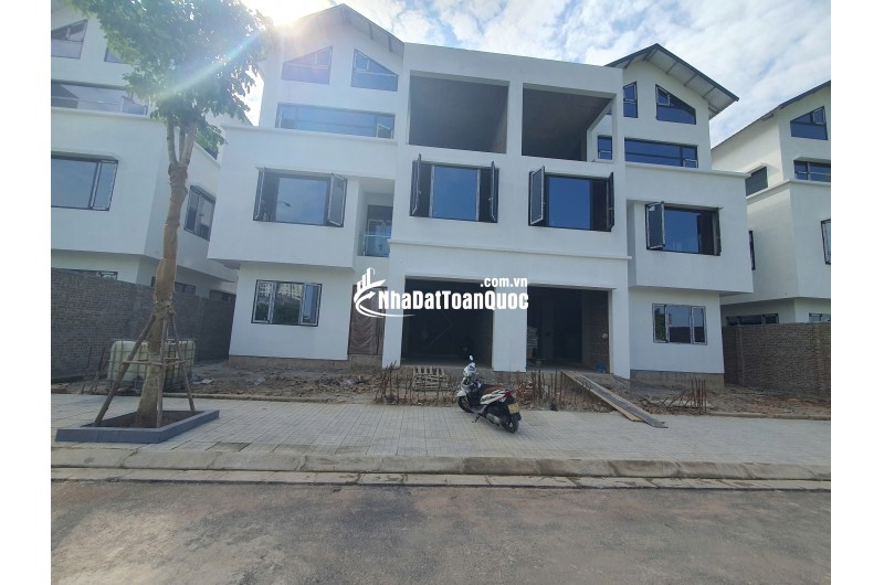 Bán biệt thự Vạn Xuân có sổ đỏ, hàng xóm Ciputra - DT 180m2 MT 12m 3 tầng 1 hầm - Giá đầu tư 38 tỷ