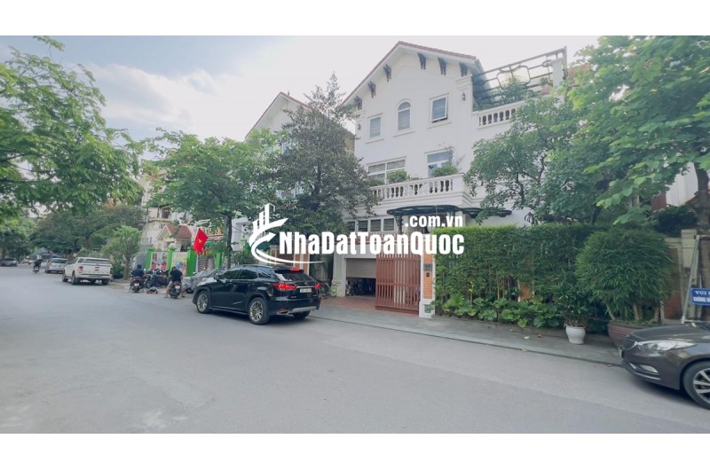 Bán biệt thự Làng Việt Kiều Châu Âu đường Nguyễn Văn Lộc DT 200m2 x 3 tầng giá 47.9 tỷ