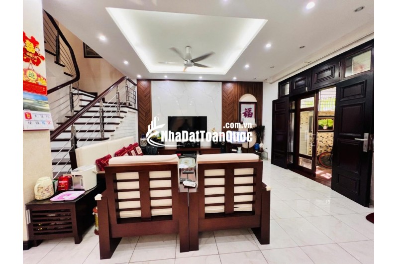 Bán biệt thự Làng Việt Kiều Châu Âu đường Nguyễn Văn Lộc DT 200m2 x 3 tầng giá 47.9 tỷ