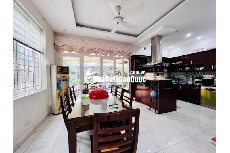 Bán biệt thự Làng Việt Kiều Châu Âu đường Nguyễn Văn Lộc DT 200m2 x 3 tầng giá 47.9 tỷ