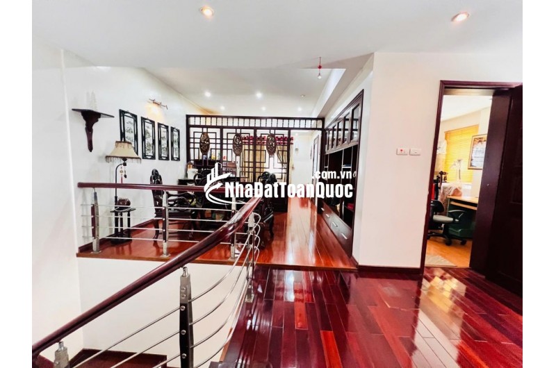 Bán biệt thự Làng Việt Kiều Châu Âu đường Nguyễn Văn Lộc DT 200m2 x 3 tầng giá 47.9 tỷ