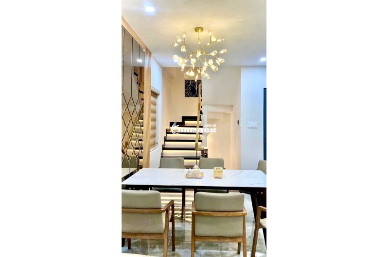 BÁN NHÀ Q10- HẺM 6M THÔNG CMT8- NGANG HƠN 5M- CĂN GÓC 3 TẦNG 3 PHÒNG NGỦ NỘI THẤT SỊN: 11 TỶ NHỈNH