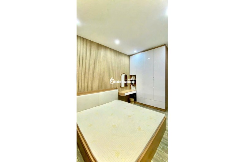 BÁN NHÀ Q10- HẺM 6M THÔNG CMT8- NGANG HƠN 5M- CĂN GÓC 3 TẦNG 3 PHÒNG NGỦ NỘI THẤT SỊN: 11 TỶ NHỈNH