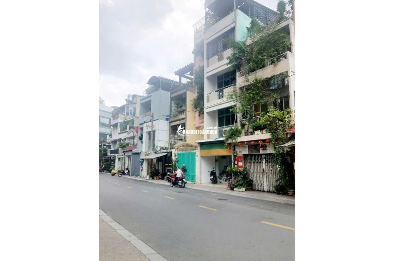 MẶT TIỀN NGUYỄN VĂN NGUYỄN Q1, MẶT SAU HXH - DIỆN TÍCH 82M2 (4M x 20.5M) - NHÀ 5 TẦNG THANG MÁY - ĐANG CHO THUÊ 50 TRIỆU/THÁNG - GIÁ CHÀO 30 Tỷ. 

+