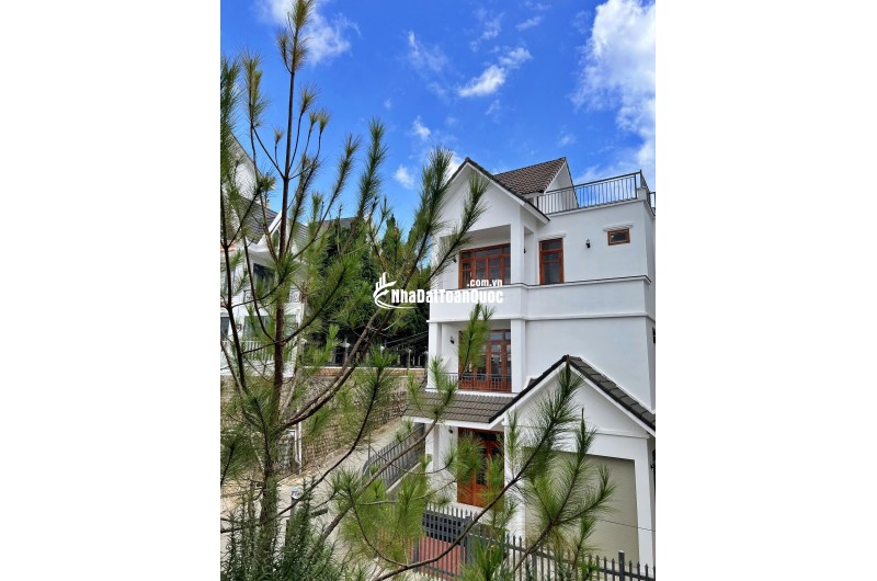 SANG NHƯỢNG VILLA TÂM HUYẾT NGUYỄN ĐÌNH CHIỂU, ĐÀ LẠT - 5PN, SÂN VƯỜN BBQ, HẺM Ô TÔ