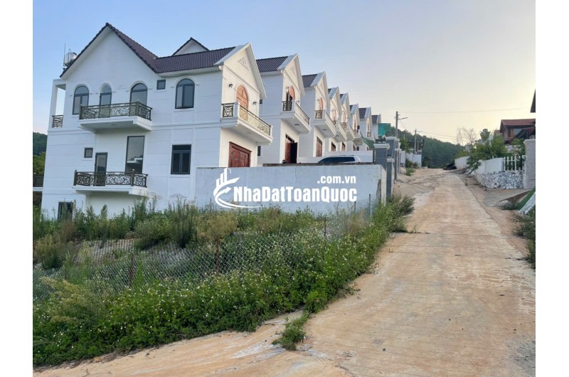 BÁN HOẶC CHO THUÊ BIỆT THỰ 420m2 - 3PN - SÁT DALAT, VIEW RỪNG THÔNG. LH:0909206662.