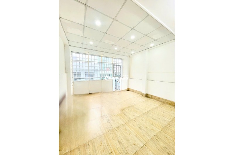 16 TỶ: BÁN NHÀ QUẬN 3- TRẦN HƯNG ĐẠO NGUYỄN VĂN CỪ- 4M x 13M- 3 TẦNG XE HƠI TRONG NHÀ.VŨ 0933910039