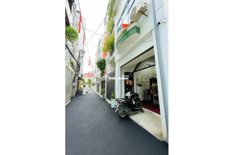 16 TỶ: BÁN NHÀ QUẬN 3- TRẦN HƯNG ĐẠO NGUYỄN VĂN CỪ- 4M x 13M- 3 TẦNG XE HƠI TRONG NHÀ.VŨ 0933910039