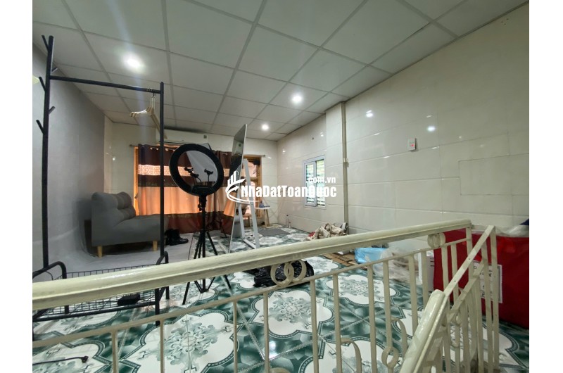 BÁN TIỆM QUẦN ÁO MẶT NGÕ HAI BÀ TRƯNG ( CÁT DÀI)
