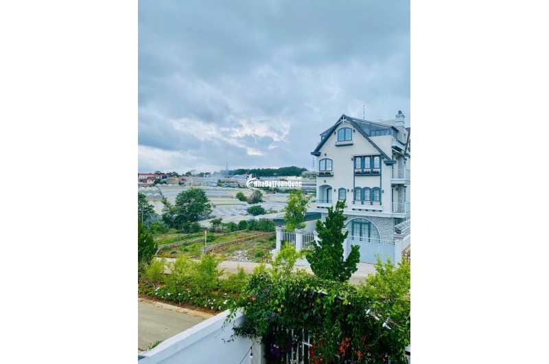 CHO THUÊ VILLA CAO CẤP ĐÀ LẠT, LÂM VIÊN - VIEW THÔNG, NHÀ LỒNG, THANG MÁY, XE 45 CHỖ - 30 TRIỆU/THÁNG