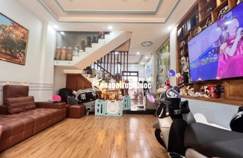 Bán nhà trong ngõ Đặng Văn Bi, Thủ Đức. DT 71m2, 3 tầng, 3PN. Sổ hồng, giá 6.9 tỷ. LH: 0933125879