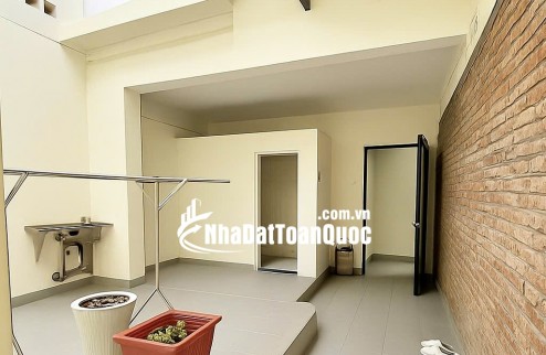 20 Triệu: NGUYÊN CĂN MẶT TIỀN QUẬN 1, CHỢ BẾN THÀNH, NHÀ MỚI 3 TẦNG 3 PHÒNG CÓ NỘI THẤT. 0933910039