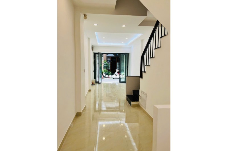 Bán nhà đúc 2 lầu hẻm 606 Đường 3 Tháng 2, P14 Q10 ngay trung tâm SG