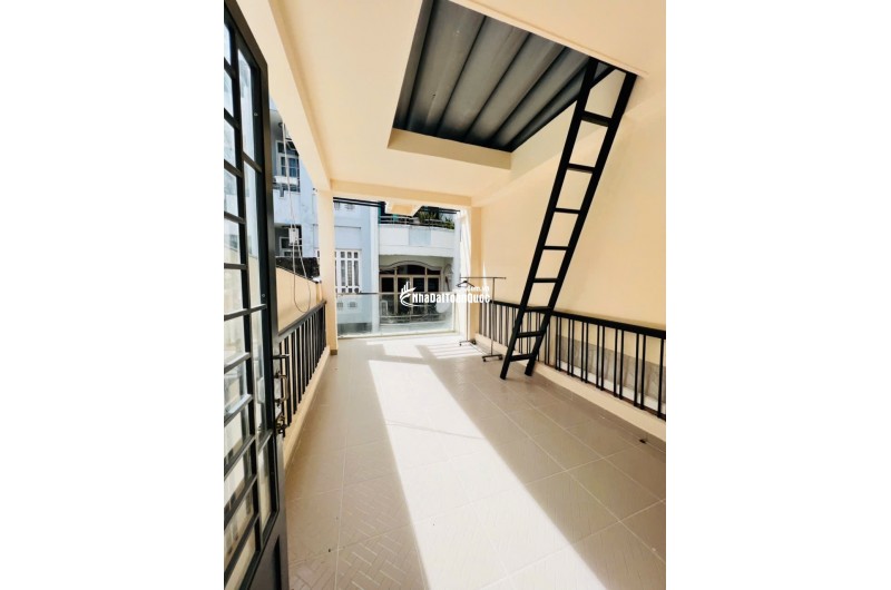 Bán nhà đúc 2 lầu hẻm 606 Đường 3 Tháng 2, P14 Q10 ngay trung tâm SG