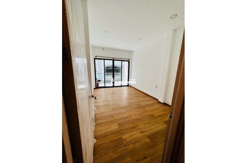 Bán nhà đúc 2 lầu hẻm 606 Đường 3 Tháng 2, P14 Q10 ngay trung tâm SG