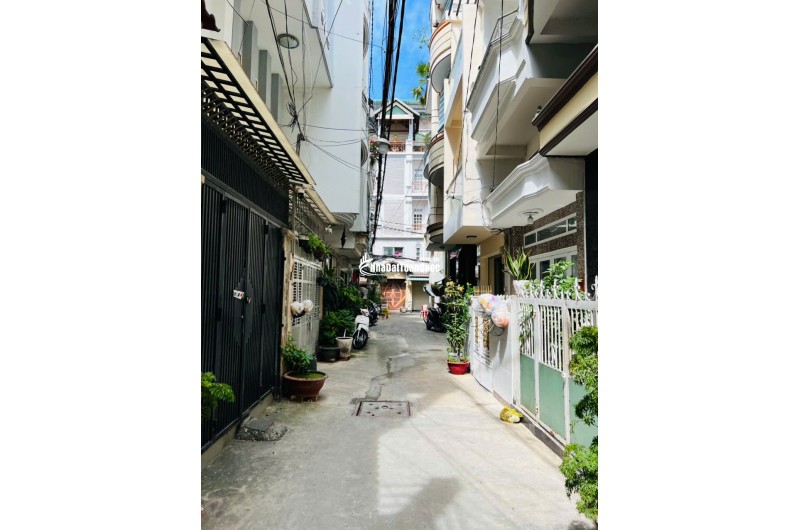 Bán nhà đúc 2 lầu hẻm 606 Đường 3 Tháng 2, P14 Q10 ngay trung tâm SG