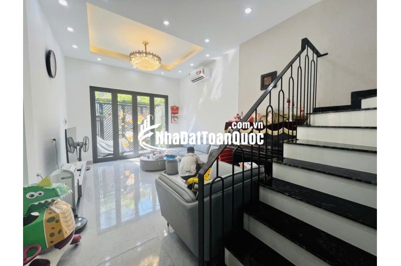 NHÀ ĐẸP LUNG LINH TẠI LẠC LONG QUÂN - OTO 7 CHỖ ĐỖ CỬA - NGÕ THÔNG - THIẾT KẾ HIỆN ĐẠI GIÁ NHỈNH 15 TỶ