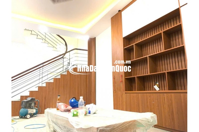 Lạc Long Quân- dân trí cao-tiện ích đầy đủ-thiết kế hiện đại-nhà mới ở ngay-5 tầng giá nhỉnh 10 tỷ.