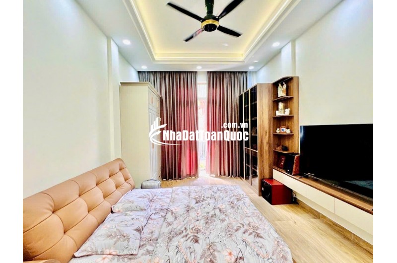 Nhà Quận 1- mặt tiền Phường Tân Định- xe hơi trong nhà 60m2 cao 3 Tầng NT sịn: 18 Tỷ. VŨ 0933910039