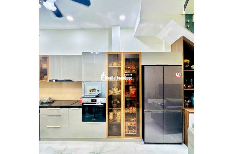 Nhà Quận 1- mặt tiền Phường Tân Định- xe hơi trong nhà 60m2 cao 3 Tầng NT sịn: 18 Tỷ. VŨ 0933910039