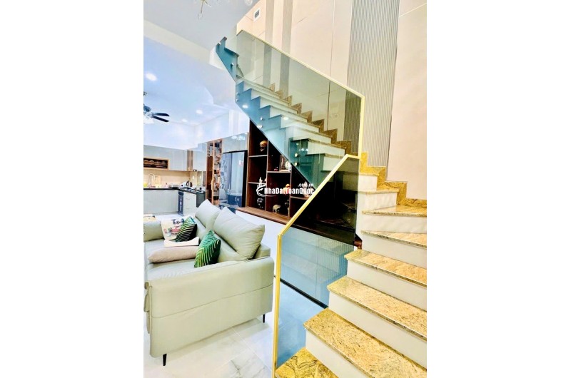 Nhà Quận 1- mặt tiền Phường Tân Định- xe hơi trong nhà 60m2 cao 3 Tầng NT sịn: 18 Tỷ. VŨ 0933910039