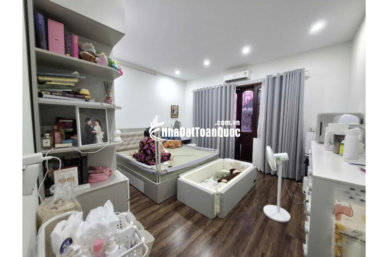 Nhà Trần Quốc Hoàn 60m2 x 4T x MT5m, PLô, ô tô, giá 21.8 tỷ