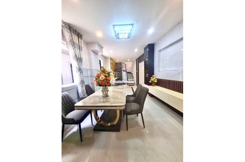 4 Tỷ nhỉnh: Cầu vượt 3/2 Quận 10 - Căn góc 2 view 3 Phòng ngủ 4 Tầng Full nội thất. VŨ 0933910039