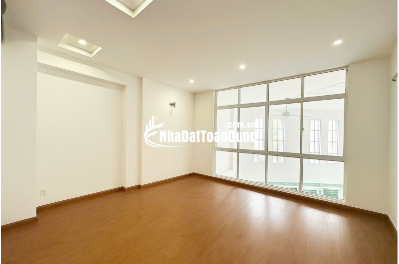 35 Triệu: thuê nguyên căn Quận 1 TRẦN KHÁNH DƯ- xe hơi trong nhà- 5m Ngang 5 tầng nhiều cửa sổ lớn