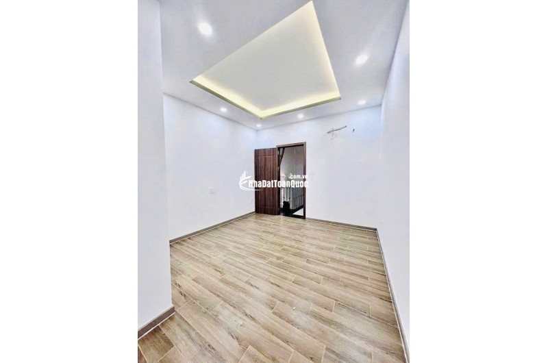 18 Triệu: thuê nguyên căn mới xây Quận 4- MẶT TIỀN đường số- 4x8- 4 Tầng 3 Phòng ngủ. VŨ 0933910039