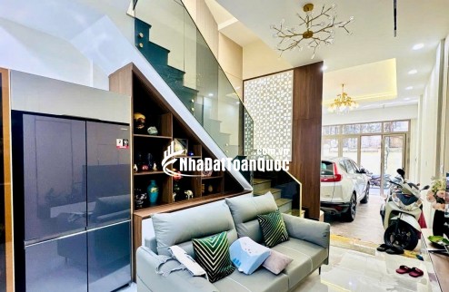 Nhà Quận 1- mặt tiền Phường Tân Định- xe hơi trong nhà 60m2 cao 3 Tầng NT sịn: 18 Tỷ. VŨ 0933910039