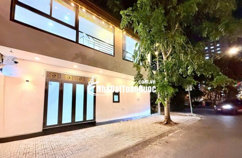 5.6 Tỷ: Mặt tiền Quận 1 Tân Định HOÀNG SA- NGANG 9M- căn góc 2 Tầng- thu nhập 240Tr. VŨ 0933910039