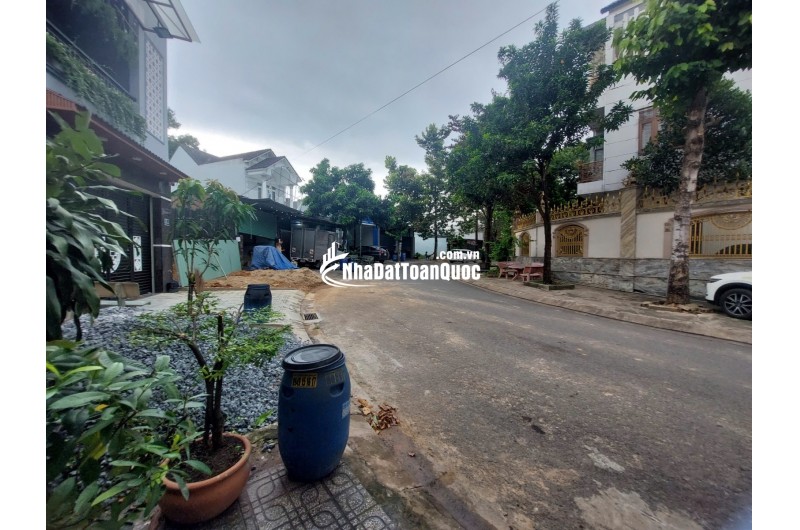 BÁN NHÀ + 3 PHÒNG TRỌ – HẺM Ô TÔ VÕ THỊ SÁU, NGAY BÊN HÔNG SIÊU THỊ GO! DĨ AN