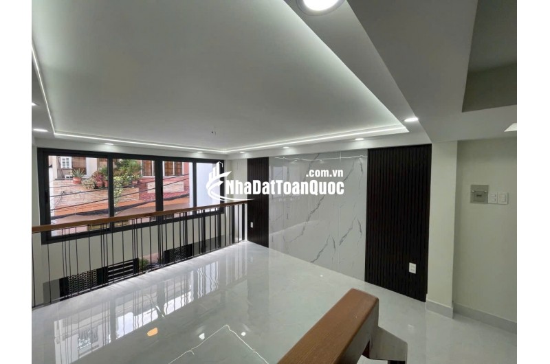 Tân Kỳ Tân Quý xe hơi đậu cửa chỉ cách AEONMall Tân Phú chỉ vài phút.