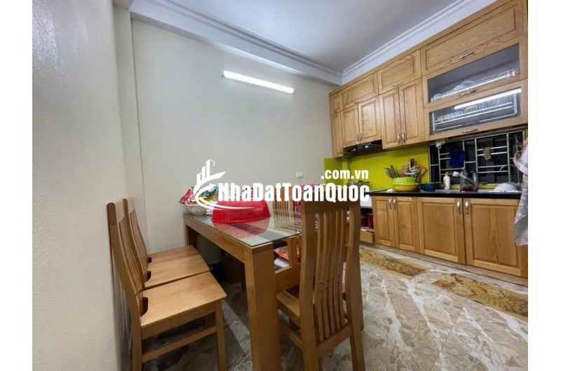 Bán nhà Thuỵ Phương 42m2, dân xây 5 tầng, có sân riêng để xe