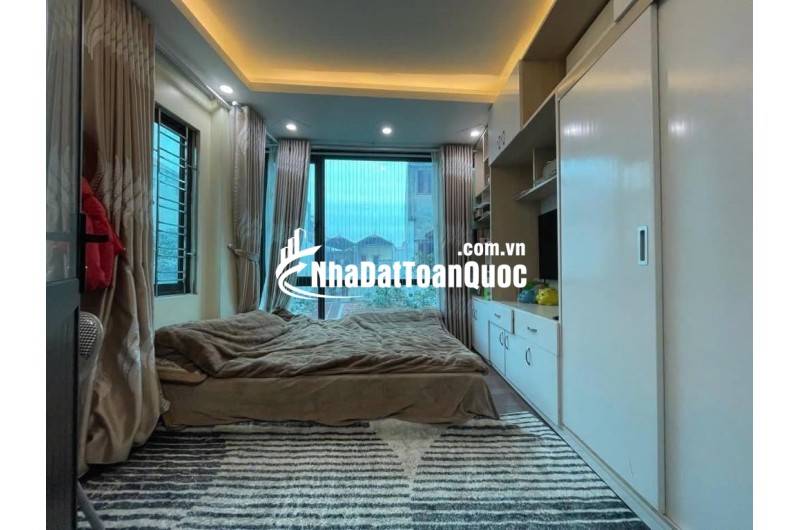 Bán nhà Thuỵ Phương 42m2, dân xây 5 tầng, có sân riêng để xe