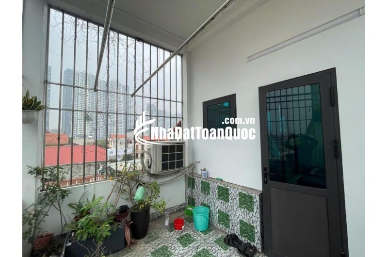 Bán nhà Thuỵ Phương 42m2, dân xây 5 tầng, có sân riêng để xe