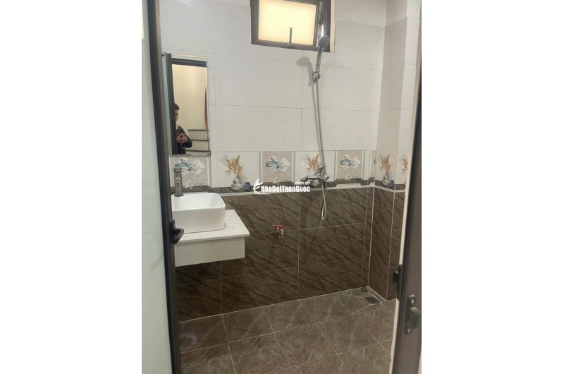 SIÊU PHẨM  LÔ GÓC DI TRẠCH, 5 TẦNG, 40m2 NGÕ THÔNG, NGAY Ô TÔ TRÁNH  6.3 TỶ