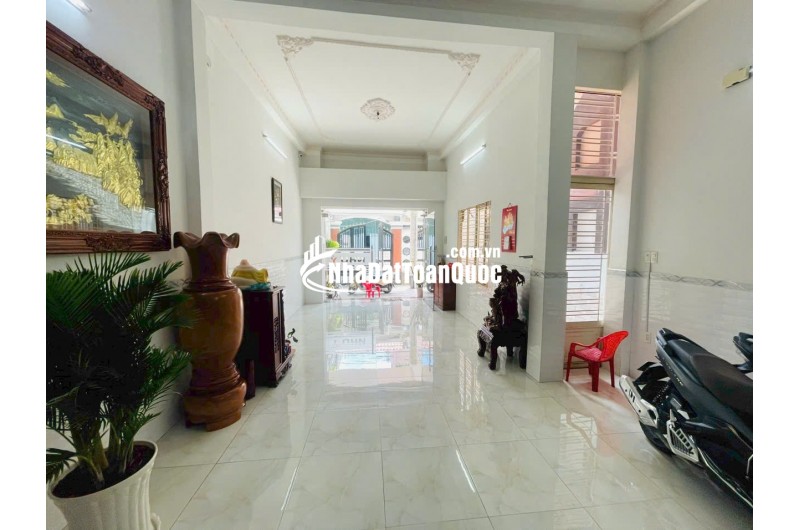Bán nhà mặt tiền 3 lầu 5PN số 22 Quách Hữu Nghiêm Q.Tân Phú