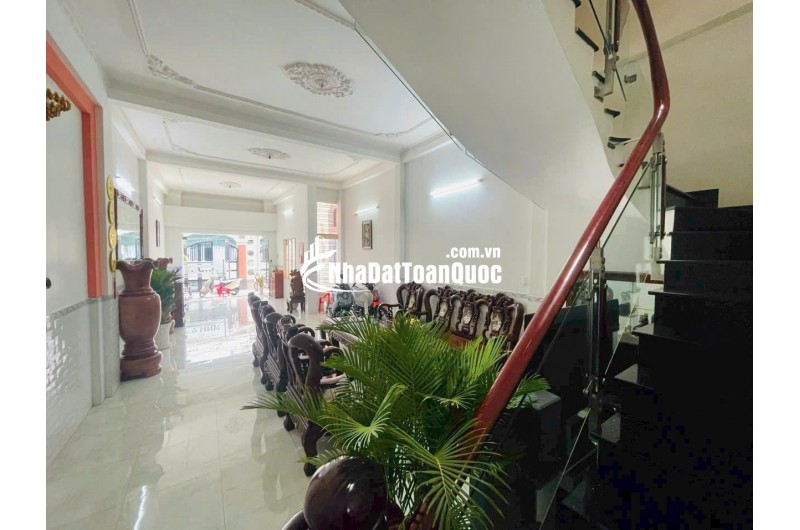 Bán nhà mặt tiền 3 lầu 5PN số 22 Quách Hữu Nghiêm Q.Tân Phú