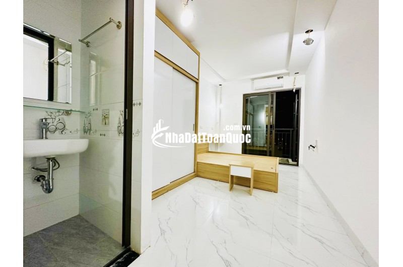 Bán tòa nhà dòng tiền 720tr/năm, gồm 15p cho thuê mỗi tháng thu nhập 60tr. ( lãi suất ~ 5.3% / năm)