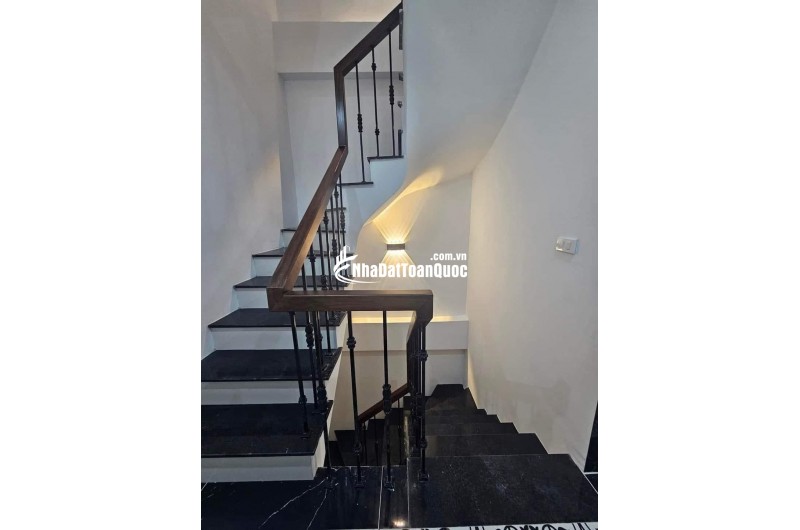 Cho con ra ở riêng - Cần bán gấp tòa CCMN ngõ 254 Minh Khai.