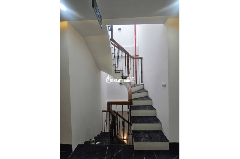 Bán tòa CHDV Giáp Bát 22 Phòng, dòng tiền 1 tỷ 452tr - Tương đương lãi suất 7.5% năm.