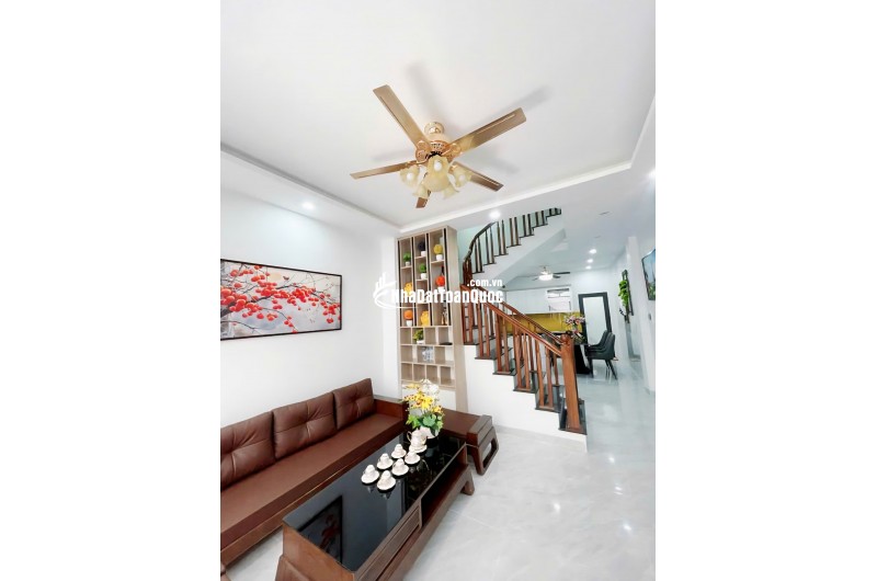 Bán nhà Hoàng Hoa Thám ngõ ô tô thông, gần phố, 44m² x 5 tầng hơn 14 tỷ