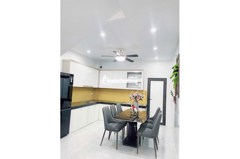 Bán nhà Hoàng Hoa Thám ngõ ô tô thông, gần phố, 44m² x 5 tầng hơn 14 tỷ