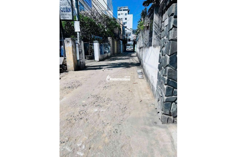 BÁN NHÀ HẺM ĐẶNG TẤT – GẦN BIỂN, 217M² – GIÁ CHỈ 12 TỶ (THƯƠNG LƯỢNG)
 • Vị trí: Hẻm đường Đặng Tất, khu vực dân cư yên tĩnh, cách biển chỉ vài phút