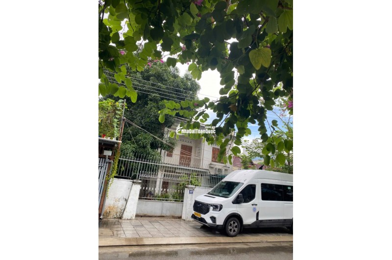 BÁN NHÀ MẶT TIỀN KHÚC THỪA DỤ
Diện tích: 317,5m² (ngang 11m)
Hướng: Đông Nam
Đường trước nhà rộng 15m, khu vực trung tâm sầm uất, tiện kinh doanh