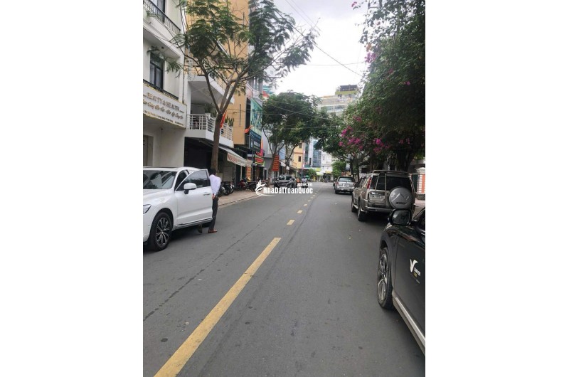BÁN ĐẤT MẶT TIỀN ĐƯỜNG HÀN THUYÊN - NHA TRANG (XƯƠNG HUÂN)
- Diện tích 85.1m2 full ODT
- Ngang 5.31m nở hậu 5.37m. Hướng Đông Bắc
- Đường trước